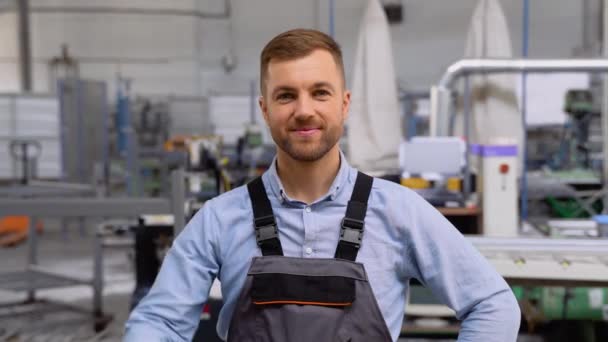 Portret Pracownika Fizycznego Stoi Ufnością Mundurze Fabryce Przemysłowej — Wideo stockowe