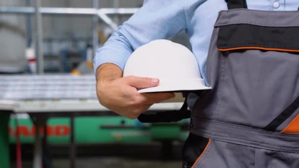 在工厂里 工人们头戴安全帽站在旁边 — 图库视频影像