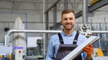 El işçisinin portresi bir pencere fabrikasında çalışıyor. Alüminyum ve PVC pencere ve kapı üretimi.