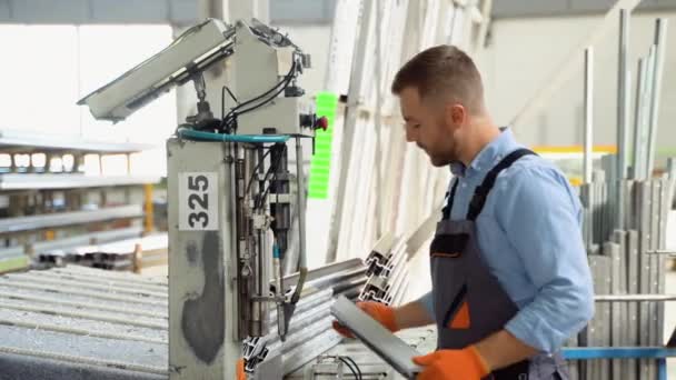 Portret Pracownika Fizycznego Pracuje Fabryce Okien Produkcja Okien Drzwi Aluminiowych — Wideo stockowe