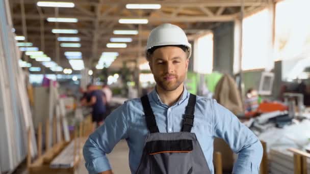 Porträtt Manuell Manlig Arbetare Står Med Tillförsikt Uniform Industrifabriken — Stockvideo