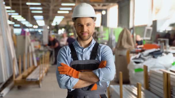 Πορτρέτο Του Χειρωνακτικού Εργάτη Στέκεται Εμπιστοσύνη Στη Στολή Στο Εργοστάσιο — Αρχείο Βίντεο