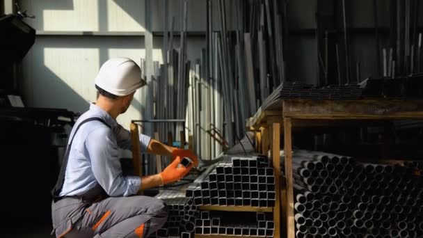 Yrkesarbetare Inom Tung Industri Som Bär Uniform Vid Tillverkning Metallkonstruktioner — Stockvideo