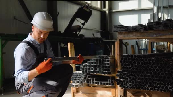 Yrkesarbetare Inom Tung Industri Som Bär Uniform Vid Tillverkning Metallkonstruktioner — Stockvideo