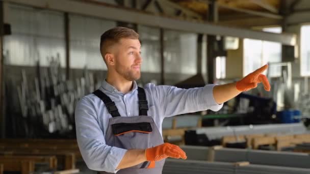 Vážný Manažer Uniformě Dává Příkazy Pracovníkům Průmyslovém Skladu Vousatý Muž — Stock video