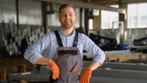 Porträt Eines Professionellen Schwerindustrie Ingenieurs Uniform Einer Metallbau Manufaktur — Stockvideo
