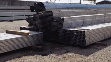 Ticari bir depoda dikdörtgen profilden yapılmış metal borular..