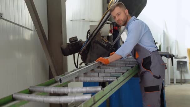 Trabalhador Manual Trabalha Uma Fábrica Carpintaria Ele Está Montando Janelas — Vídeo de Stock