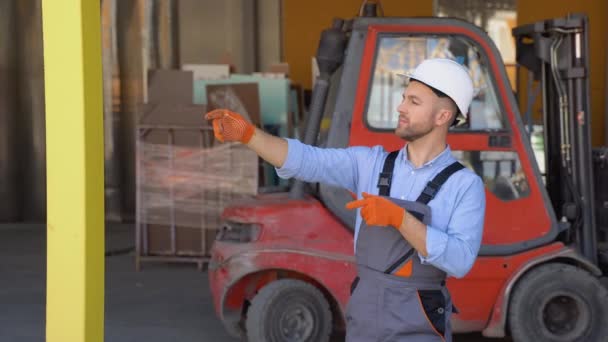 Komoly Menedzser Sisakban Egyenruhában Aki Parancsokat Ipari Raktárban Dolgozóknak Szakállas — Stock videók