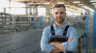 El işçisinin portresi bir pencere fabrikasında çalışıyor. Alüminyum ve PVC pencere ve kapı üretimi.