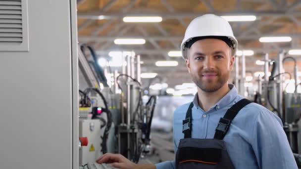 Industriearbeiter Mit Schutzuniform Und Helm Der Fabrik Bediener Der Maschine — Stockvideo