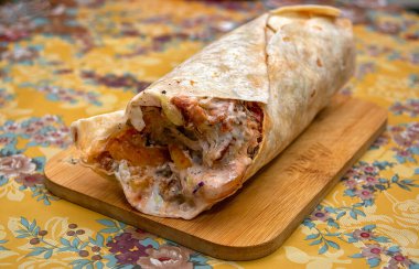 Sebze ve sarımsak soslu lezzetli shaorma Türk donöründe yapılır.