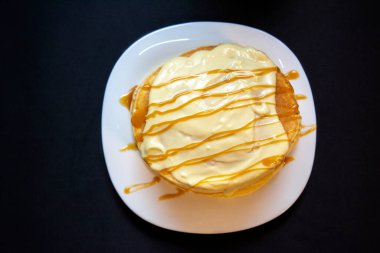 Beyaz çikolata ve karamel kaplı tatlı, kabarık gözlemeler. 