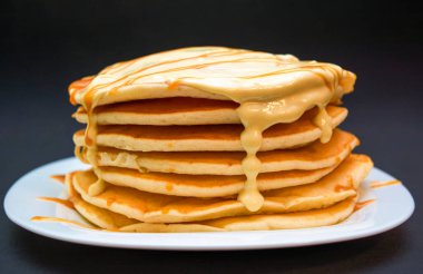 Beyaz çikolata ve karamel kaplı tatlı, kabarık gözlemeler. 