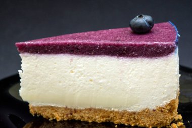 Boş bir alanda pişmemiş yabanmersinli kek ve yakın çekim. 