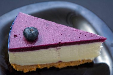 Boş bir alanda pişmemiş yabanmersinli kek ve yakın çekim. 