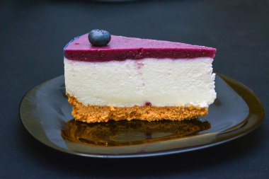 Boş bir alanda pişmemiş yabanmersinli kek ve yakın çekim. 