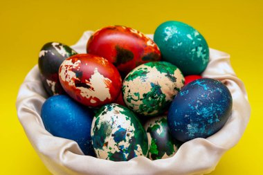 Paskalya bayramını kutlamak için yumurta boyadı.