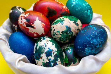 Paskalya bayramını kutlamak için yumurta boyadı.