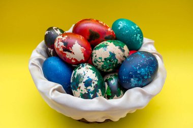 Paskalya bayramını kutlamak için yumurta boyadı.