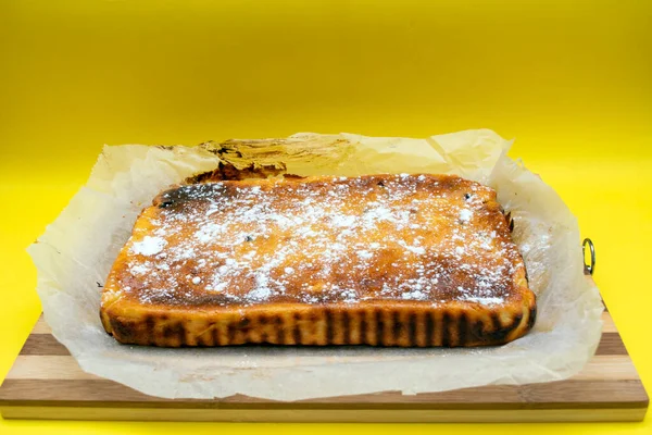 Paskalya peynirli pasta ya da geleneksel olarak evde yapılan paska. 