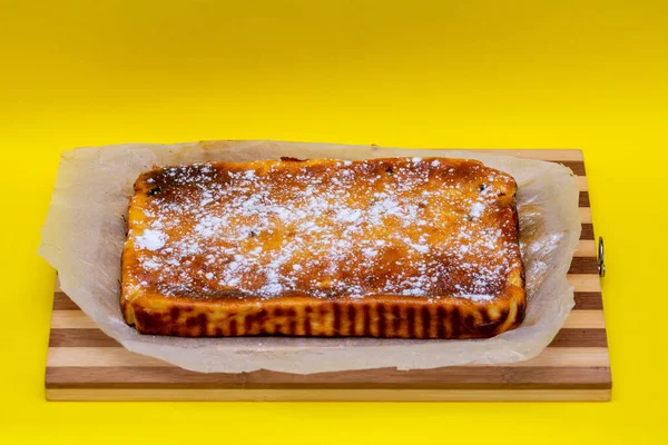 Paskalya peynirli pasta ya da geleneksel olarak evde yapılan paska. 