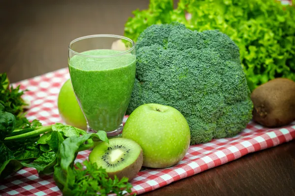 Grüner Smoothie - grüner Saft Stockbild