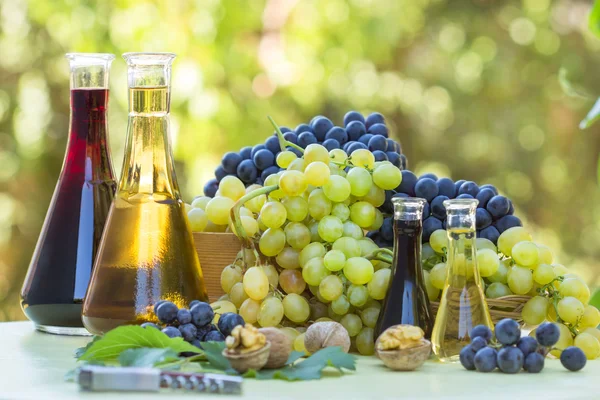 Verse druiven en wijn op tafel — Stockfoto