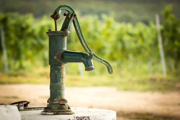 Bomba de água manual na vinha — Fotografia de Stock