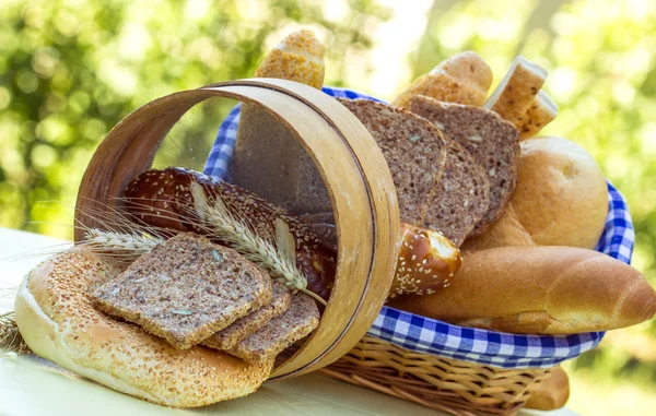 Varios pan y pastelería sobre la mesa —  Fotos de Stock