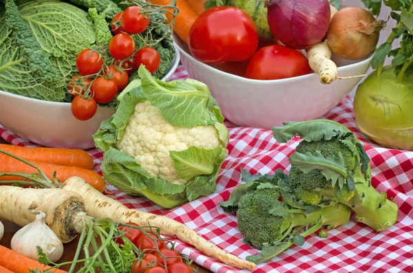 Verduras orgánicas frescas en el mantel — Foto de Stock