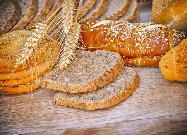 Různé chléb a pečivo na stole — Stock fotografie