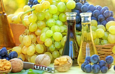 taze üzüm ve şarap masanın üzerine