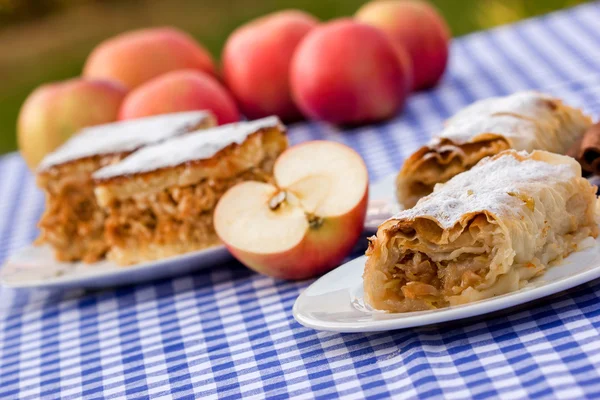 Strudel jabłkowy i szarlotka (ciastka jabłko) — Zdjęcie stockowe