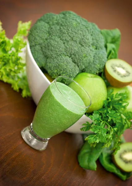 Batido verde, frutas verdes y verduras verdes — Foto de Stock