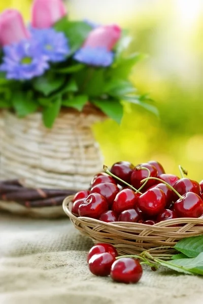 Cherry (fruit) in the wicker basket — Stock Photo, Image