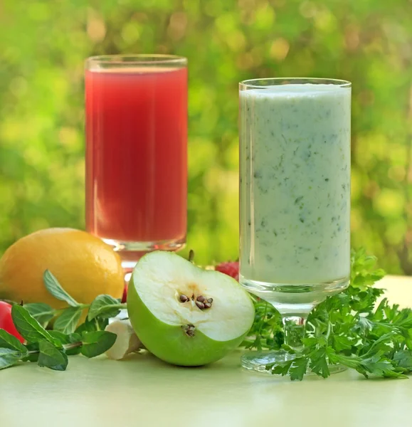 Groene smoothie en aardbei sap — Stockfoto