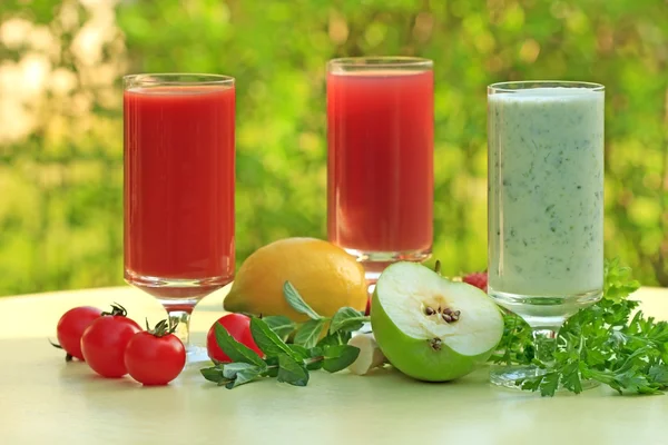 Drei verschiedene Smoothies aus Obst und Gemüse — Stockfoto