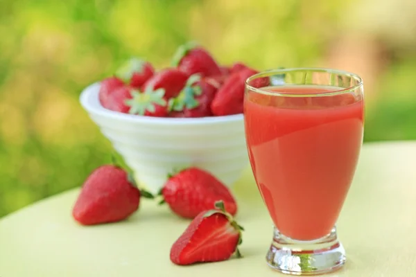 Strawberry juice and strawberry — Stock Photo, Image