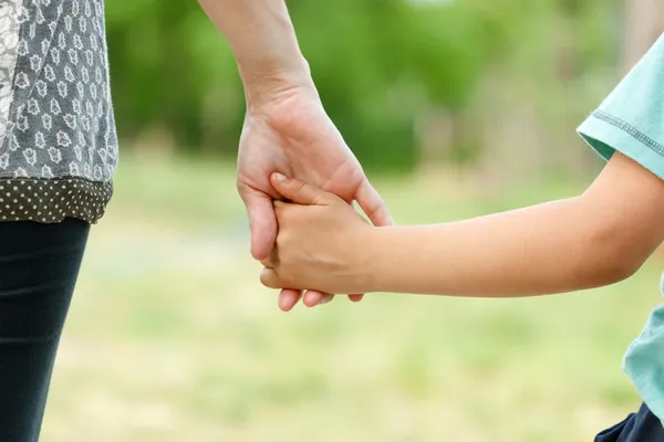 Annesi oğlunun elini tutarak — Stok fotoğraf