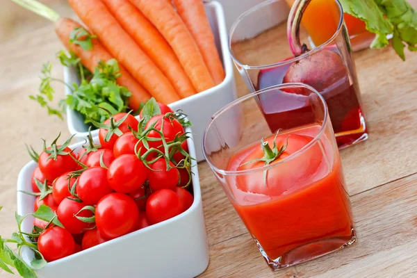 Juice som pressas från färska grönsaker — Stockfoto