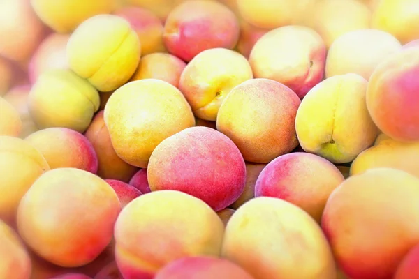 Heap of fresh ripe peaches - organic peaches — Stock Photo, Image