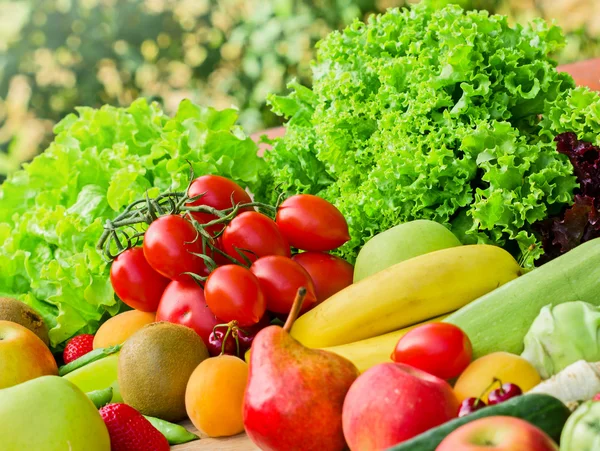 Frutas e produtos hortícolas frescos — Fotografia de Stock