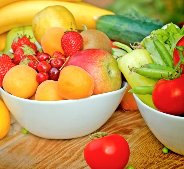 Frutas e produtos hortícolas frescos — Fotografia de Stock