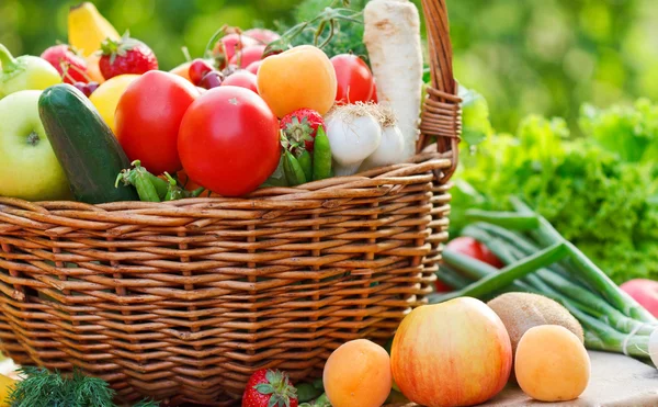 Basket full of organic fruit and vegetables — Stock Photo, Image