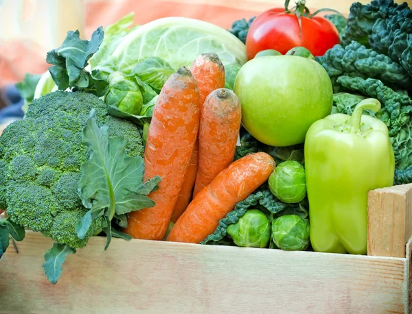 Caja llena de frutas y hortalizas frescas - Comida ecológica —  Fotos de Stock