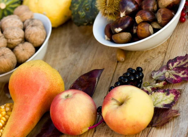 Jesienią owoce na stole — Zdjęcie stockowe