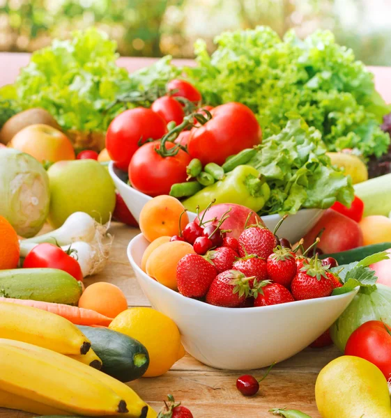 Свежие фрукты и овощи — стоковое фото