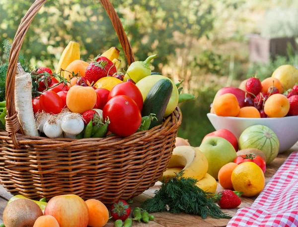 Cesta de vime cheia de frutas e legumes frescos — Fotografia de Stock