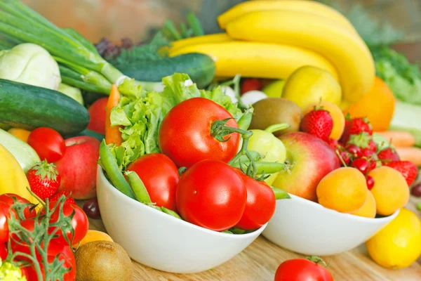 Fresh organic fruits and vegetables — Stock Photo, Image